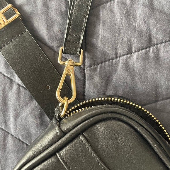 Steve Madden hip purse with belt - Picture 7 of 9